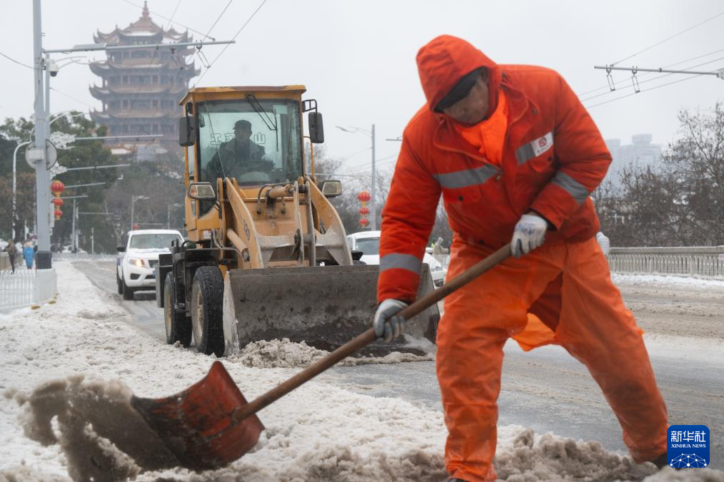 环卫工人扫雪图片高清图片