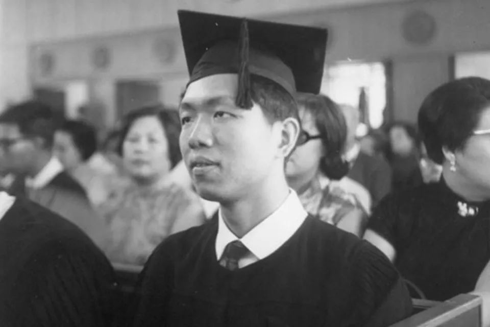 1969年，丘成桐在香港中文大学崇基书院毕业典礼上