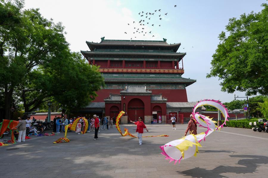 在北京钟鼓楼文化广场，不少市民在健身休闲（6月2日摄）。新华社记者 鞠焕宗 摄