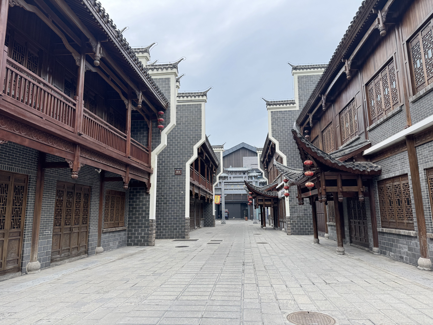 周六下午1点的大庸古城。