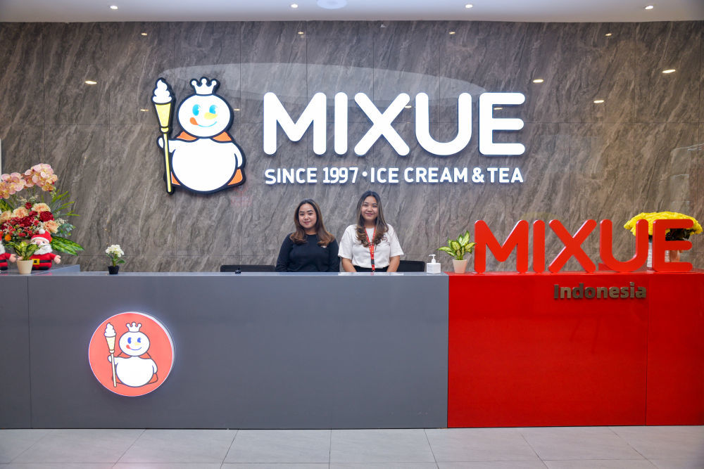 11月29日,在印度尼西亚雅加达拍摄的蜜雪冰城印尼公司办公室前台。新华社记者徐钦摄