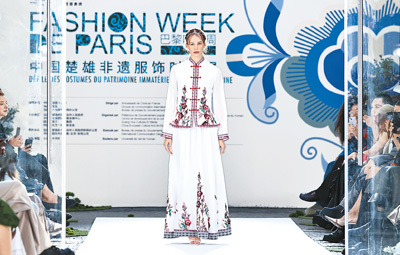 模特在法国巴黎举行的中国楚雄非遗服饰时装展上展示时装。新华社记者 高 静摄