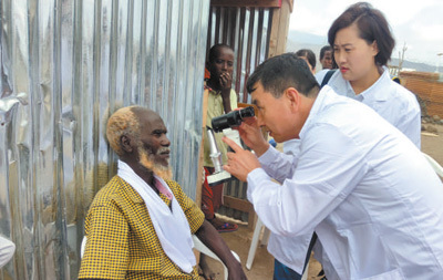 中国医生在为吉布提民众做视力检查。杨振铭摄