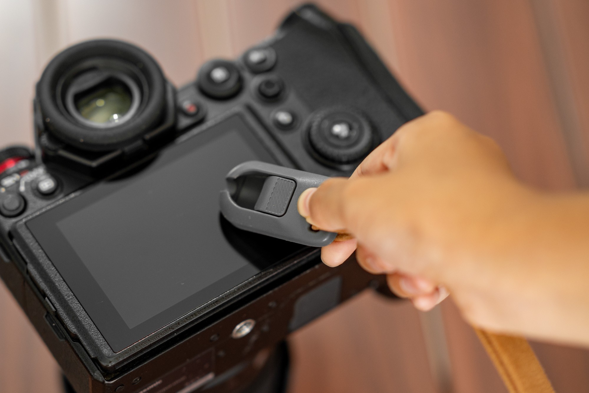 PGYTECH相机背带Air复古款和相机腕带Air评测:时尚舒适,原创快挂扣