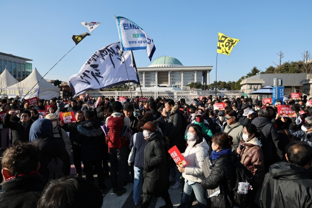 12月7日，在韩国国会全体会议针对总统尹锡悦弹劾动议案表决前，民众在国会前举行集会。图源：韩媒