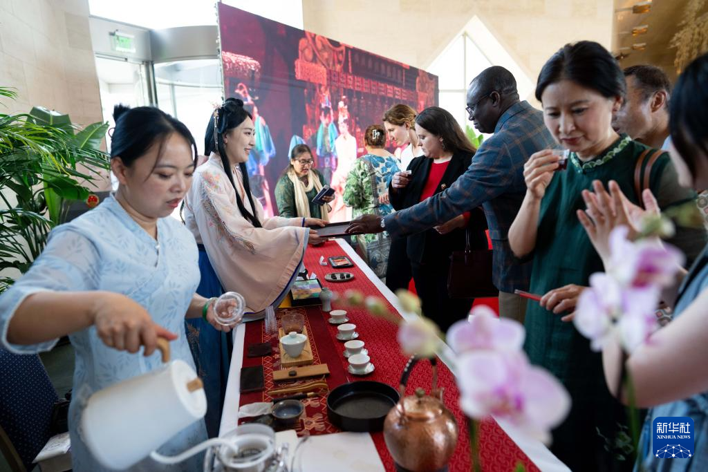 5月21日，在美国华盛顿，来宾在“茶和天下·雅集”活动上品茶。新华社记者 刘杰 摄