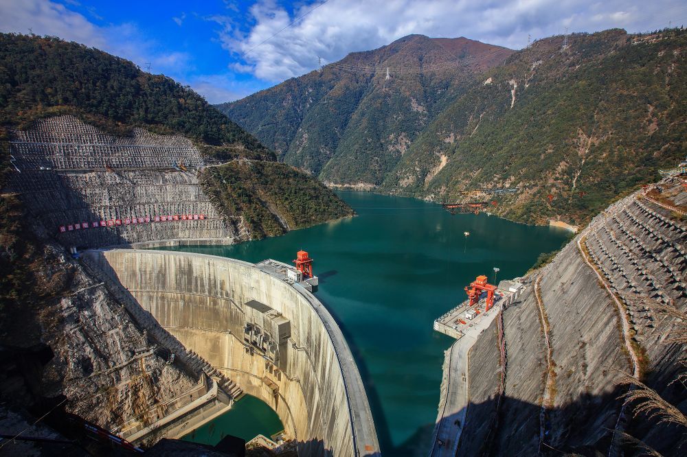 这是国家能源集团大渡河大岗山水电站大坝全貌（资料照片）。新华社发（李丽 摄）