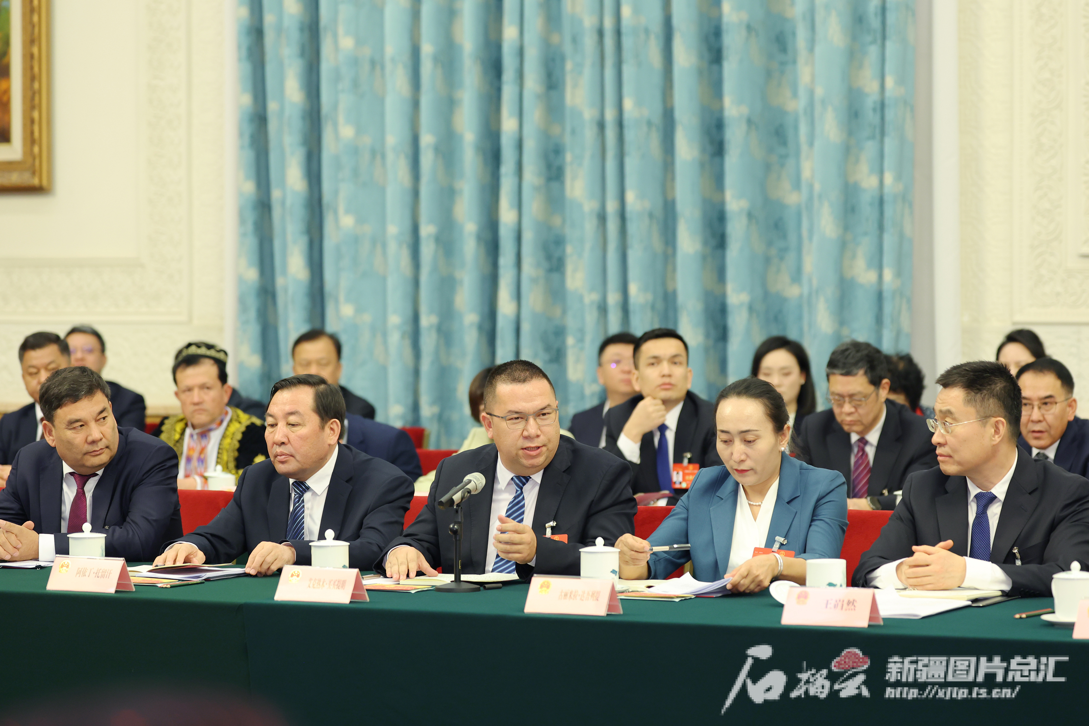 3月7日,十四届全国人大二次会议新疆代表团在人民大会堂新疆厅举行