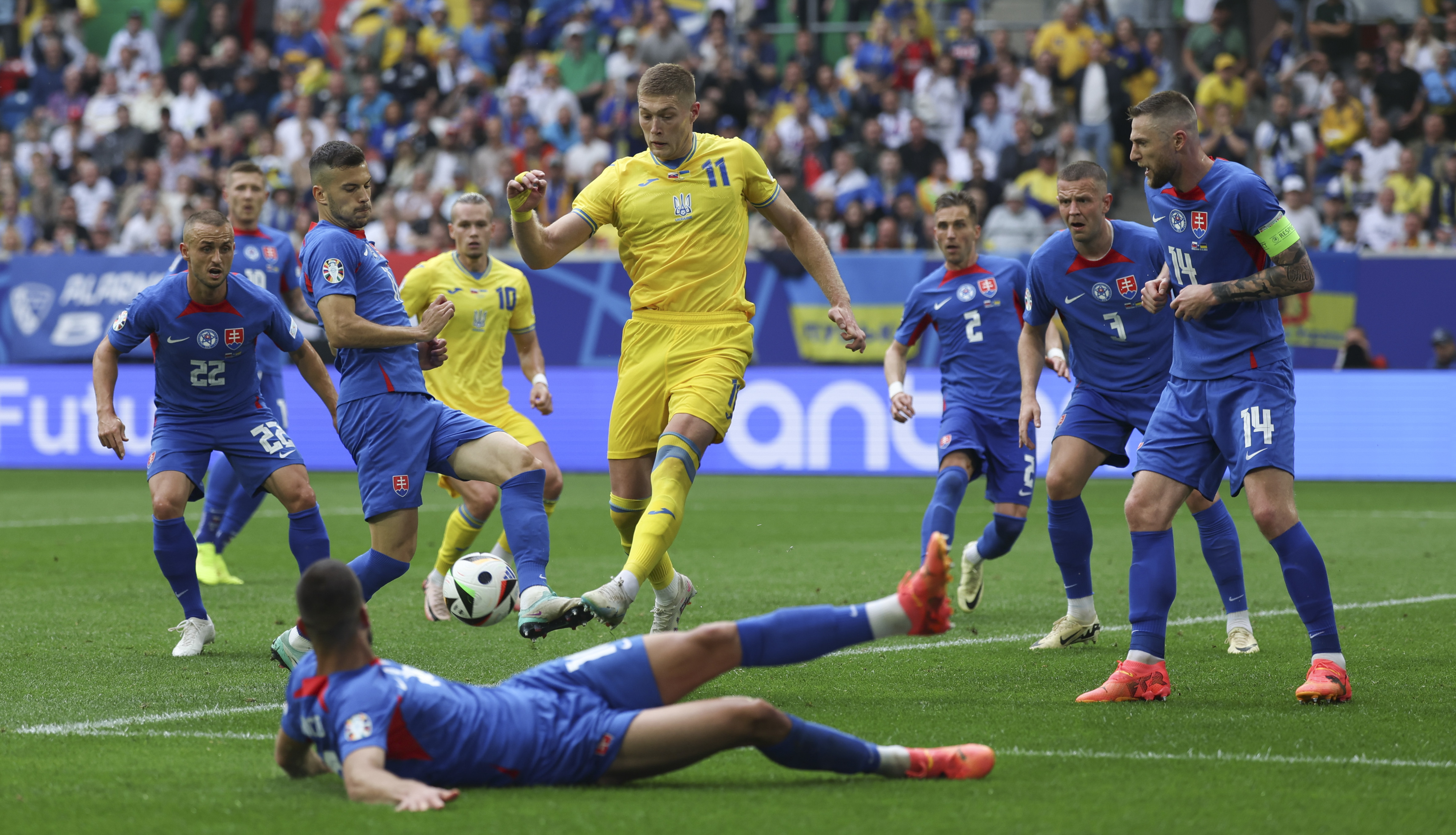 足球——歐錦賽小組賽：烏克蘭隊勝斯洛伐克隊