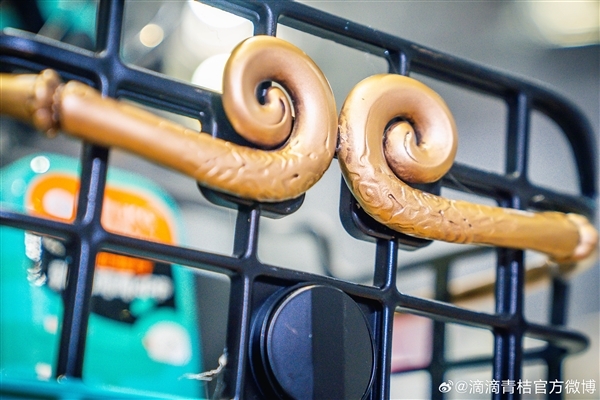 滴滴青桔单车《黑神话:悟空》联名车亮相:筋斗云坐垫、金箍棒把手