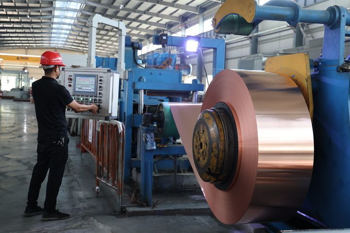 江西金拉铜箔有限公司车间工人在操作生产设备，这家公司2024年获评国家级专精特新“小巨人”企业（2024年9月14日摄）。新华社发（邓浩亭 摄）