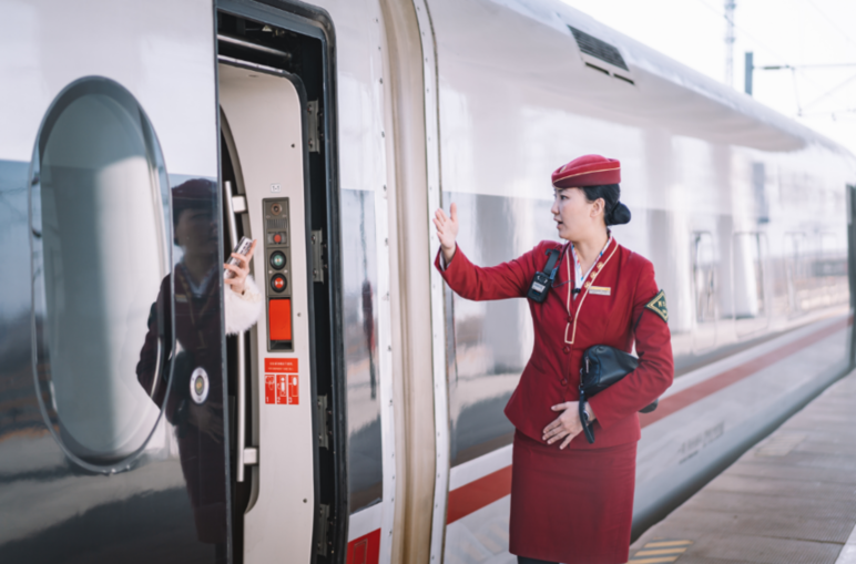 新春走基层|不能回家过年的他们,守护了通往千家万户的团圆路