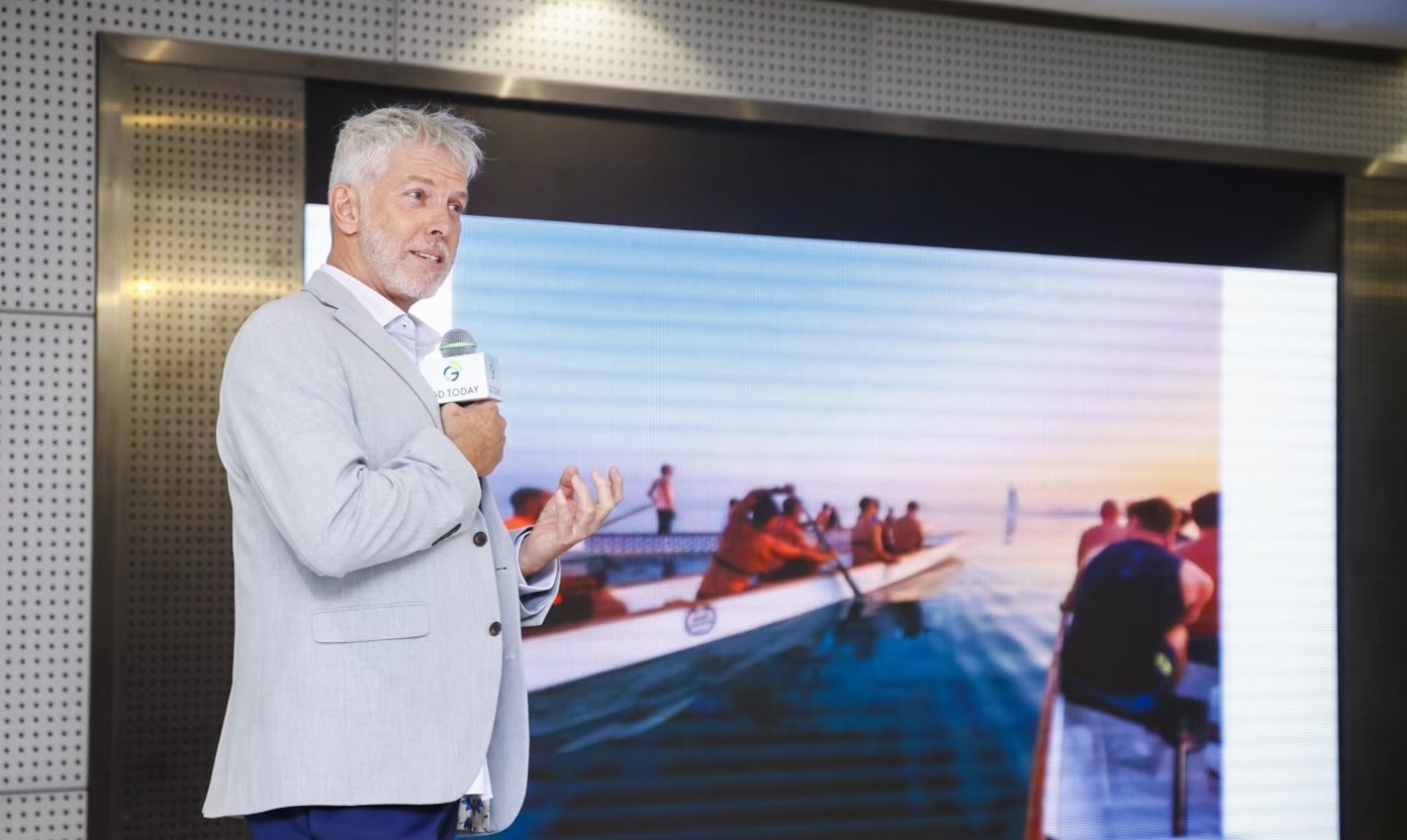 △大卫在介绍龙舟项目