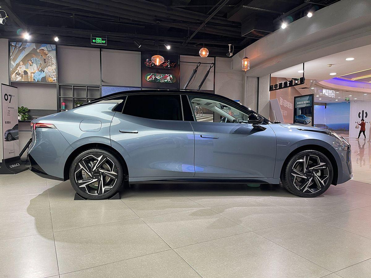 领克07实拍:预售18万元起,驼背车顶有争议,TA和海豹DM-i选谁?