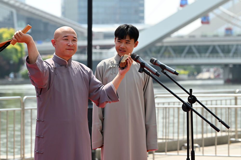 相声演员在天津市红桥区的三岔河口亲水平台表演节目。新华社记者 李然 摄