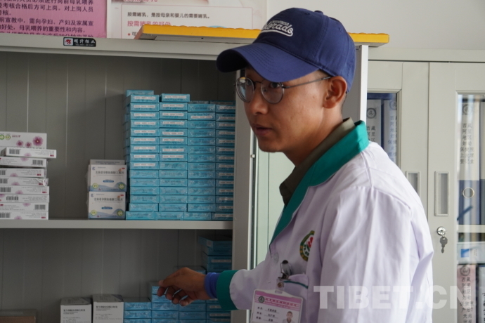 图为地区妇幼保健院妇产科医生平措西绕 摄影：张宇