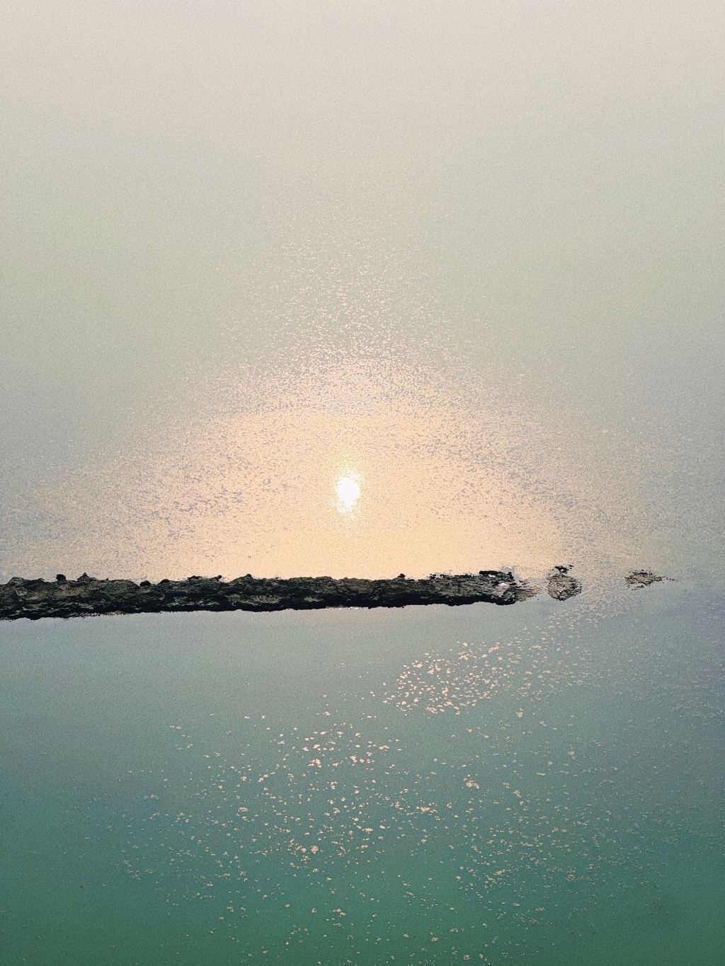 金光泛起涟漪，落日之下的盐湖湖面犹如一抹橙色的浪漫。澎湃新闻记者 金向玉 摄