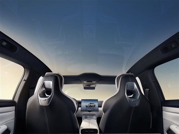 网友等红灯时偶遇小米汽车SU7:尾翼高高升起性能范儿十足