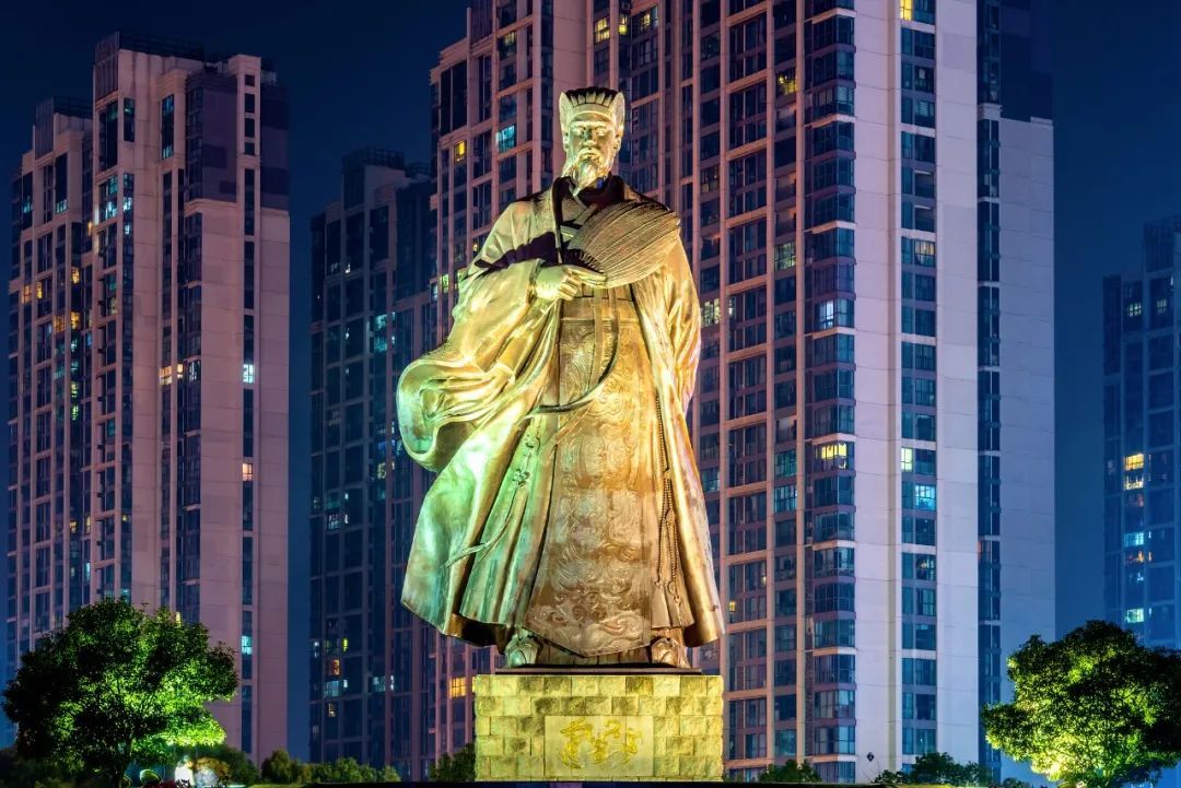 ▲诸葛亮，字孔明，号卧龙，三国时期蜀汉丞相，中国古代杰出的政治家、军事家。图为湖北襄阳诸葛亮广场塑像。（图片来源：视觉中国）