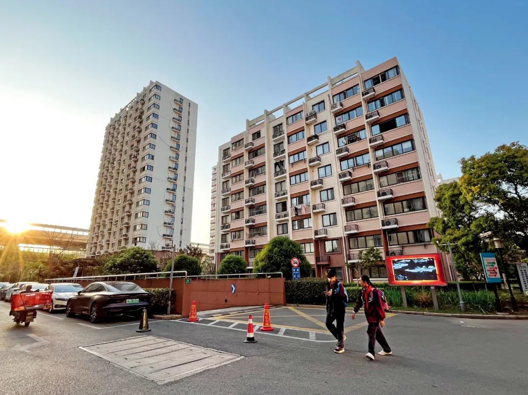上海彭浦新村街道彭三小区已经完成拆除重建,居民住进了新房。摄影/本刊记者 张馨予