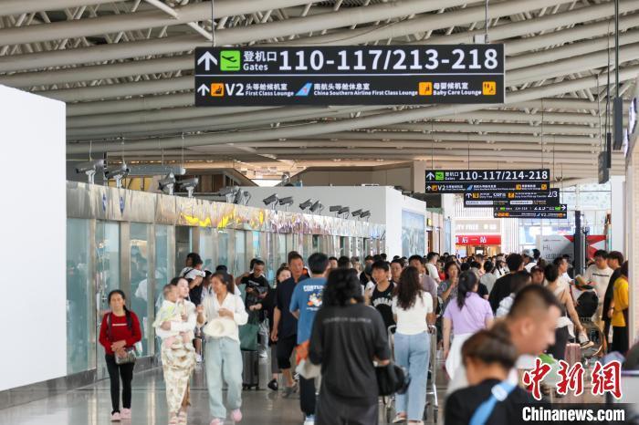 5月5日，旅客在三亚凤凰国际机场候机。海南机场集团供图