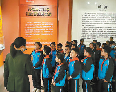 讲解员在瑞金中央革命根据地纪念馆为学生讲解。瑞金中央革命根据地纪念馆供图