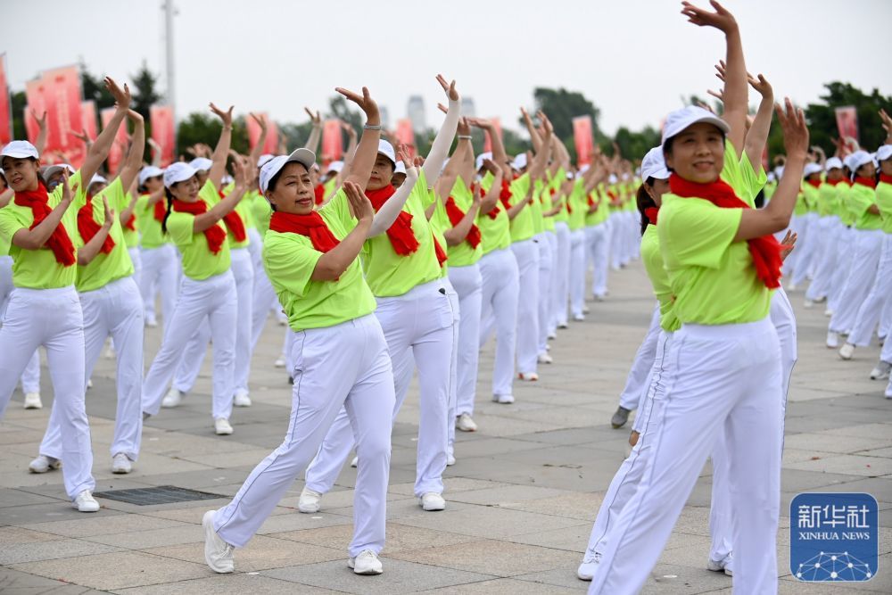 ↑2021年6月16日，市民在长春世界雕塑园友谊广场上表演百姓健康舞。新华社记者 颜麟蕴 摄