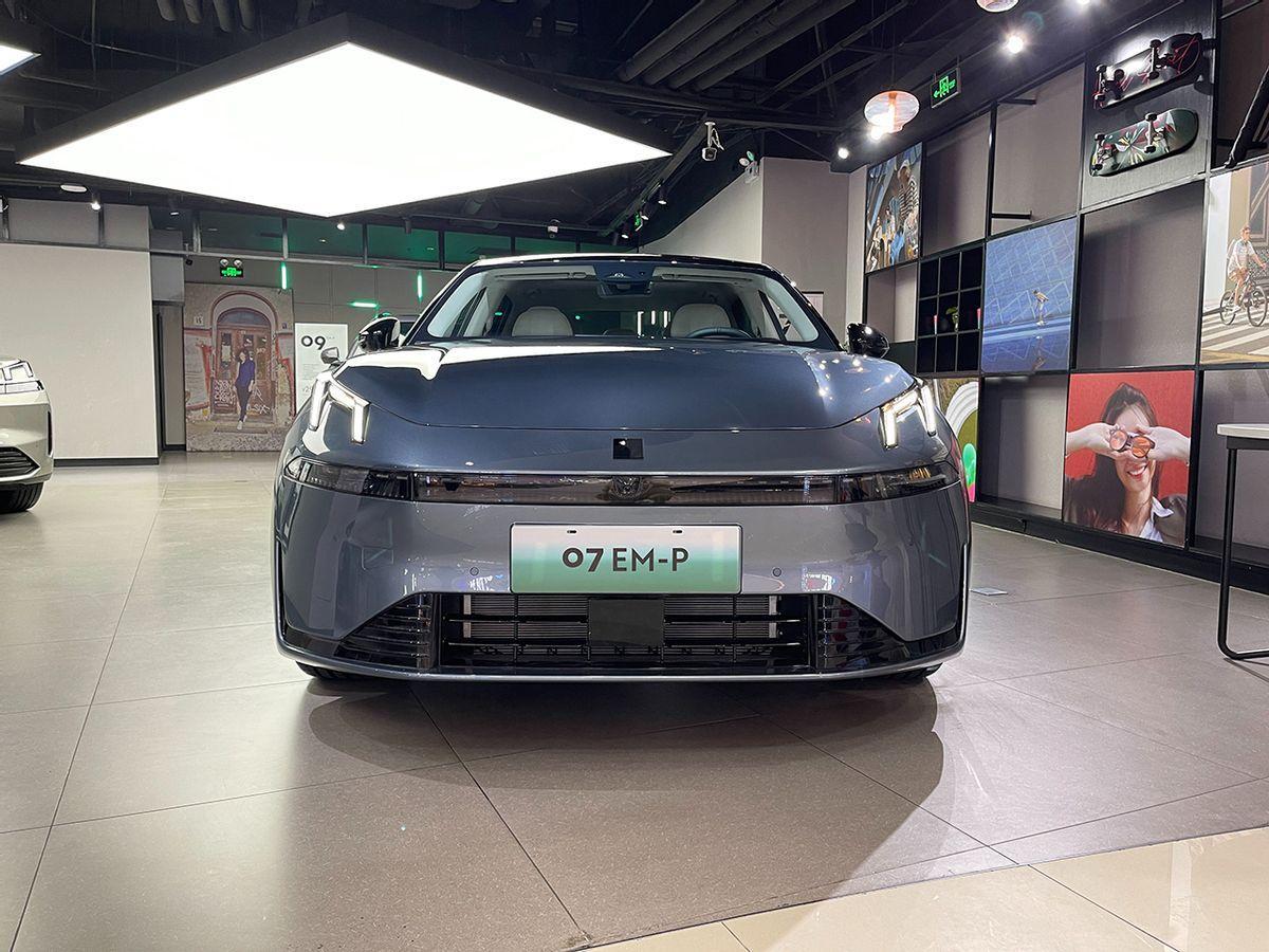 领克07实拍:预售18万元起,驼背车顶有争议,TA和海豹DM-i选谁?