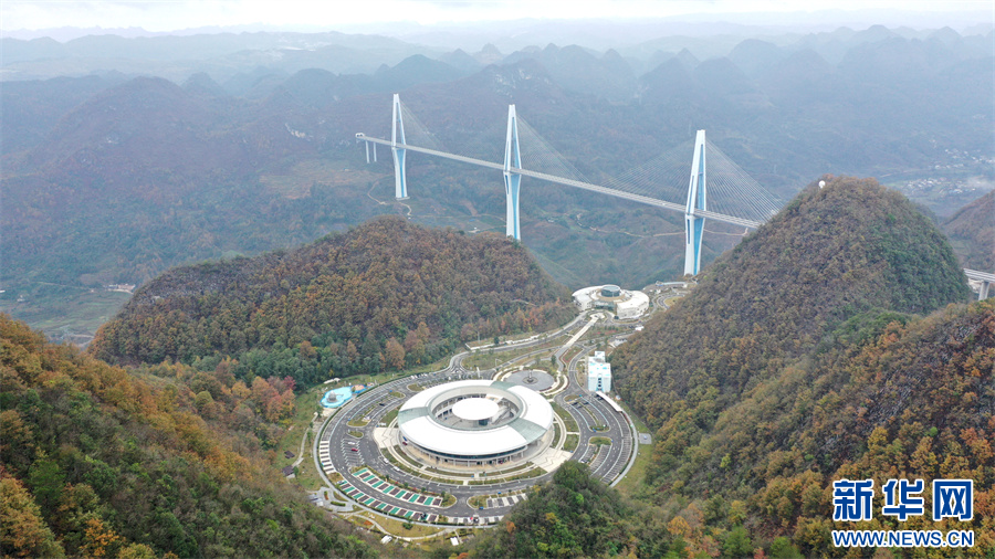 近日拍摄的平塘“太空之桥”一景人前 露出。