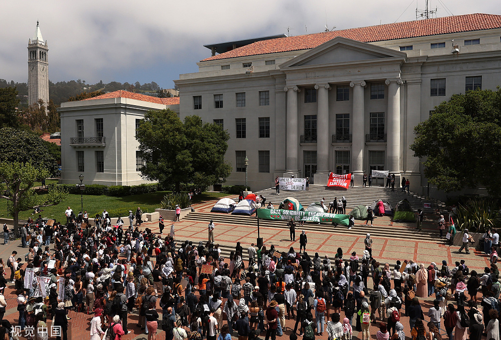 当地时间2024年4月22日，美国加州伯克利，亲巴勒斯坦者在加州大学伯克利分校搭帐篷进行抗议。（图源：视觉中国）