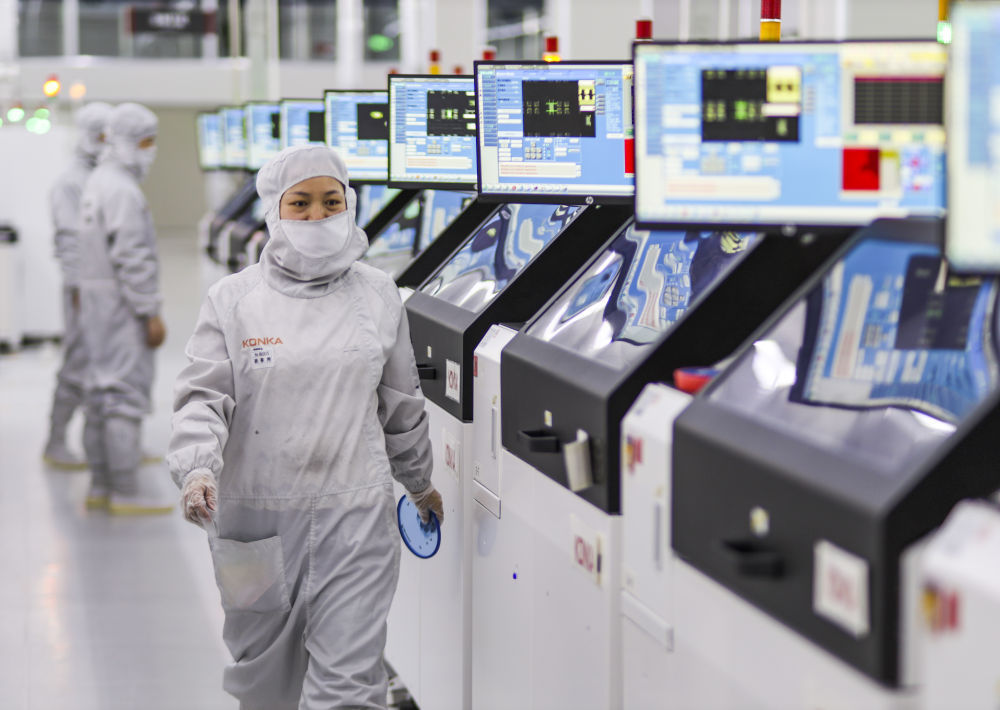 2024年3月14日,在位于重庆市璧山区的重庆康佳光电科技有限公司,工作人员在商显MLED生产线上作业。新华社发(曾清龙 摄)