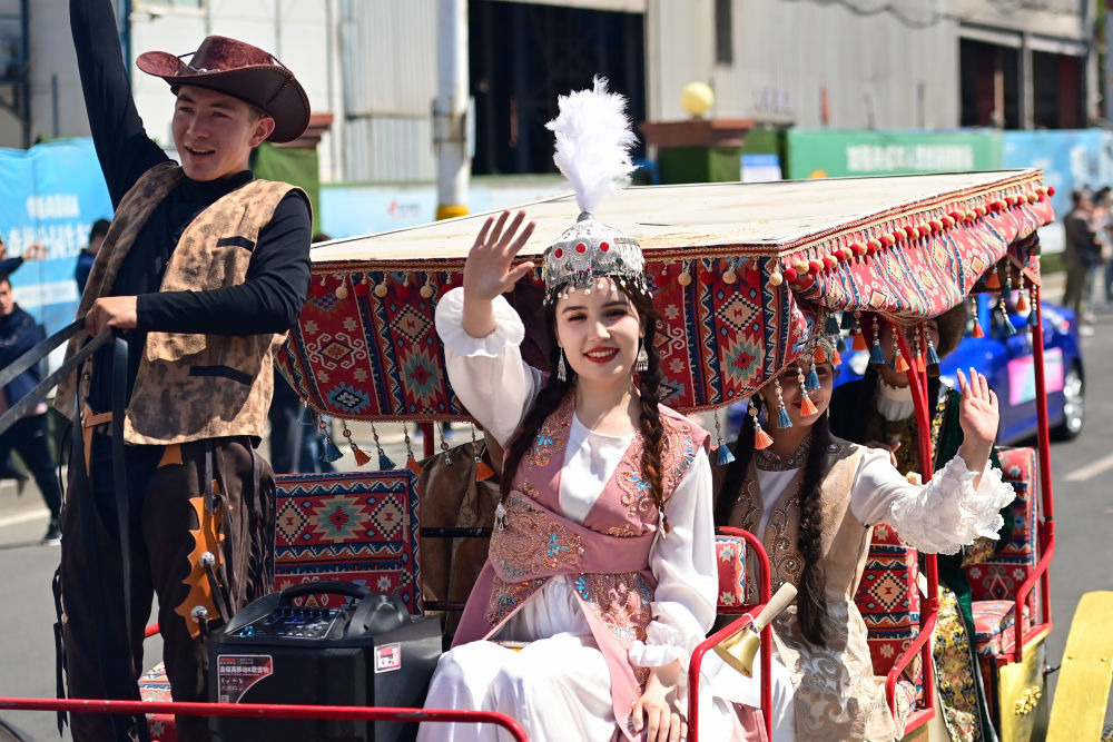 ↑这是4月30日在新疆乌鲁木齐市举行的巡游活动上拍摄的婚俗花车方阵。