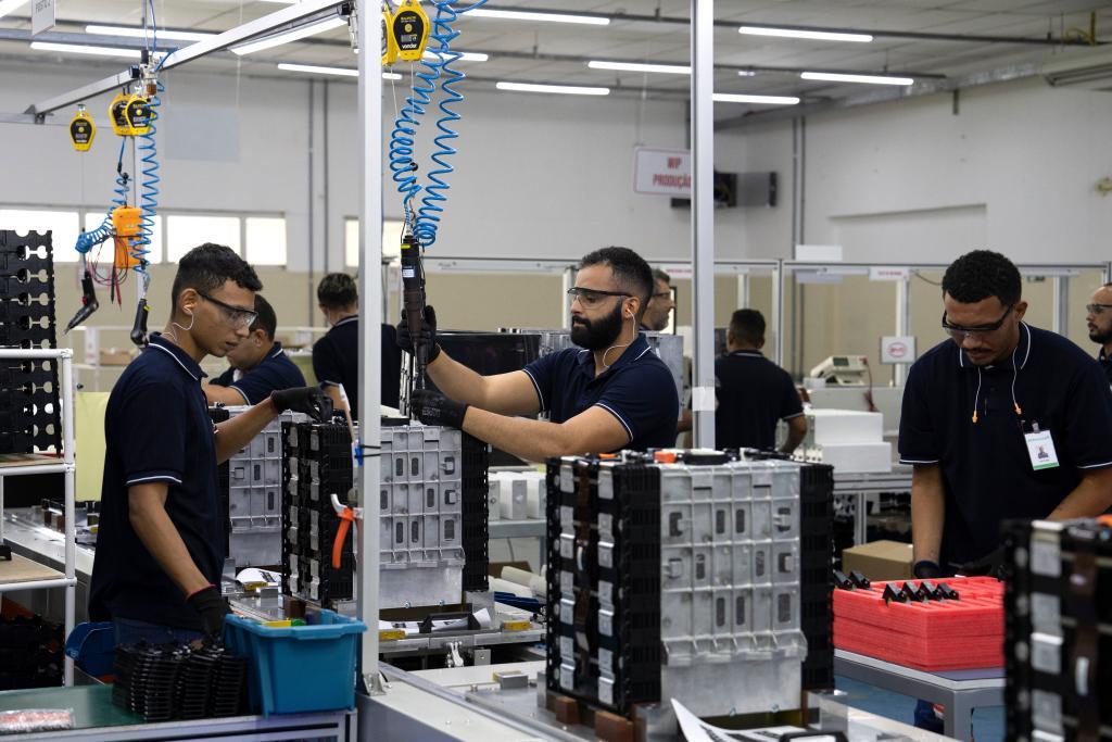 2024年3月12日，工作人员在位于巴西亚马孙州马瑙斯的比亚迪电池工厂生产线上工作。新华社记者王天聪摄