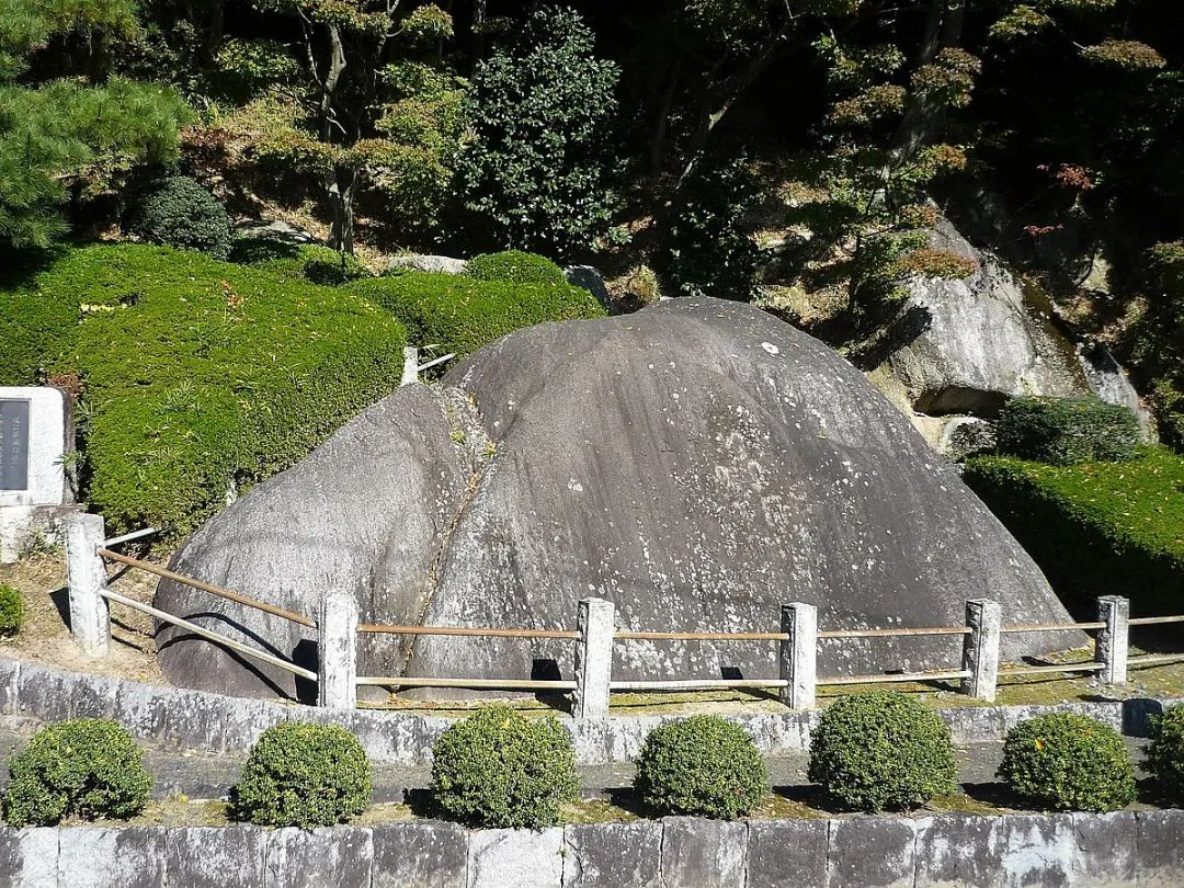 ·位于二本松市的戒石铭碑。