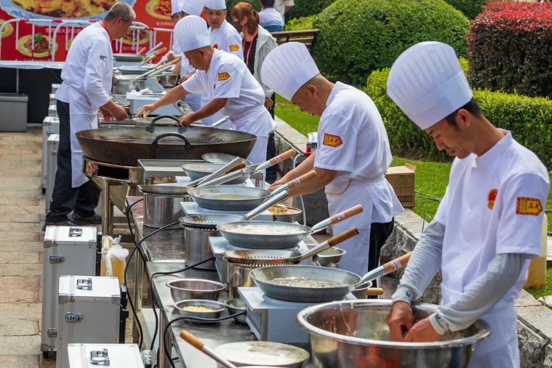 △吉林市举办的“世界锅包肉大赛”。早在2018年,吉林就将锅包肉列为“吉菜”经典菜肴之一。(图/视觉中国)