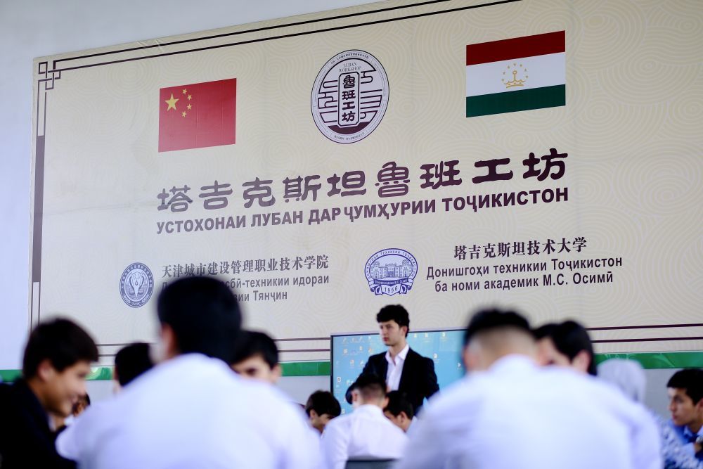 ↑6月14日，学生们在塔吉克斯坦首都杜尚别的鲁班工坊内学习。