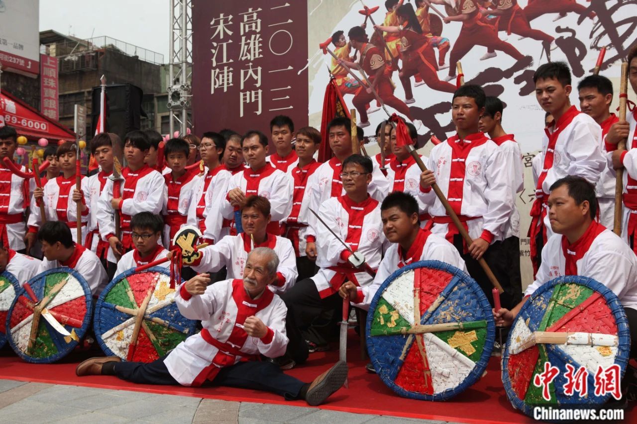 2013年3月，台湾高雄，90岁高龄的宋江阵老师何国昭(前中)表演劈腿。郑巧 摄