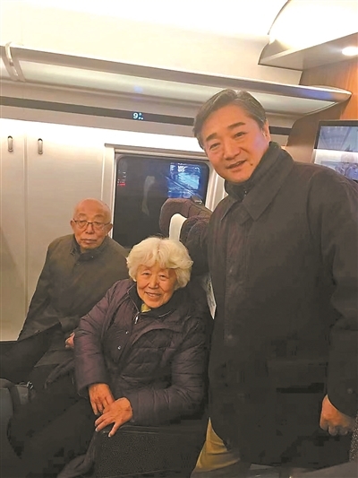 ▲2018年12月15日,老师伉俪离开北京回鞍山时,我去送行。 (左起:费振刚、冯月华、章弘)