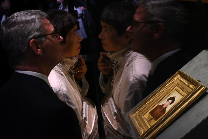 4月1日，观众参观凡尔赛宫收藏的乾隆皇帝像瓷版画。新华社记者 金良快 摄