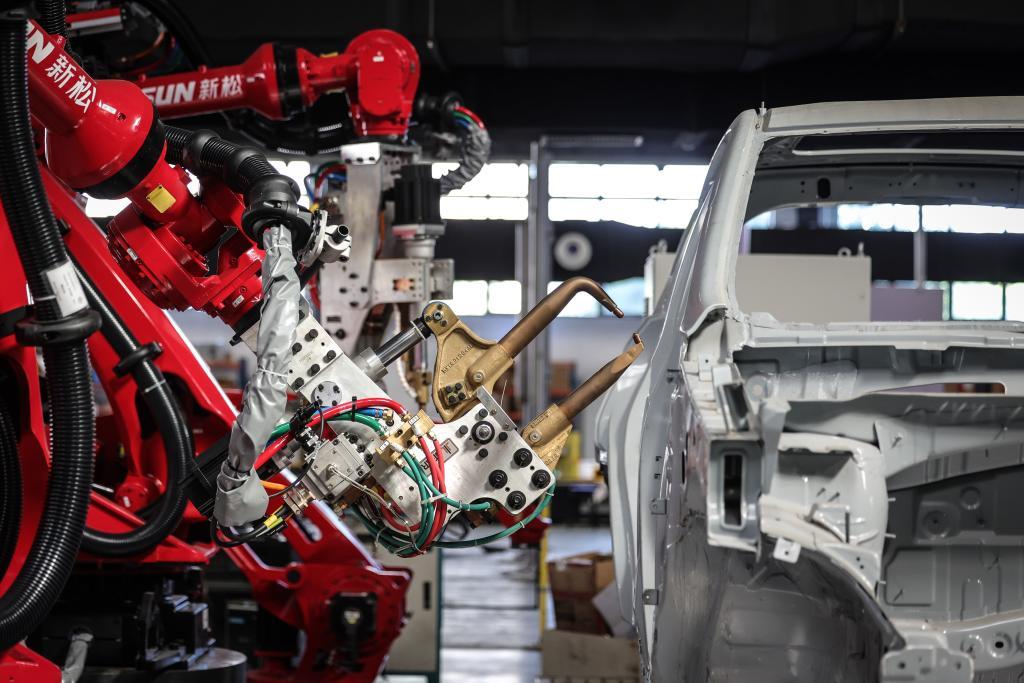 这是6月3日拍摄的点焊机器人。机器人被广泛应用于产业转型升级的现实场景中，它们能够胜任繁重、危险或复杂的工作，提高生产效率和经济效益。新华社记者潘昱龙摄