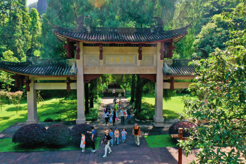 游客在武夷山朱熹园武夷精舍参观（2022 年 6 月 6 日摄）姜克红摄 / 本刊