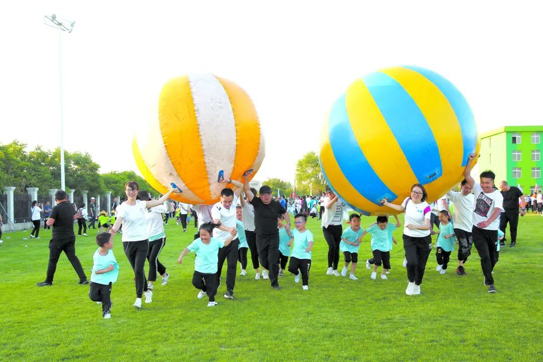 遼寧省鞍山市幼兒園組織幼兒和家長一起快樂做遊戲。