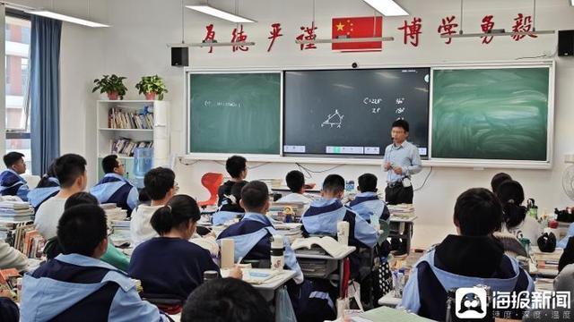神木市实验中学内正在上课的学生