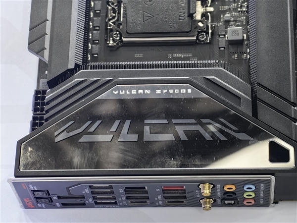 七彩虹Z790火神主板现身:首次E-ATX大板设计 黑白双色可选