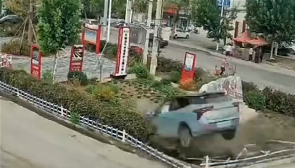 哪吒V撞击后起火自燃原因公布!驾驶员地板油加速持续13秒