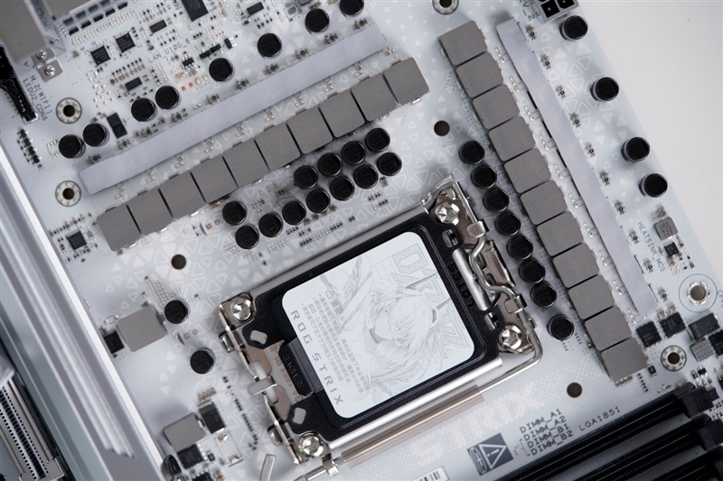 不止颜值!华硕ROG STRIX Z890-A GAMING WIFI S吹雪主板评测:300W性能释放 内存一键提速