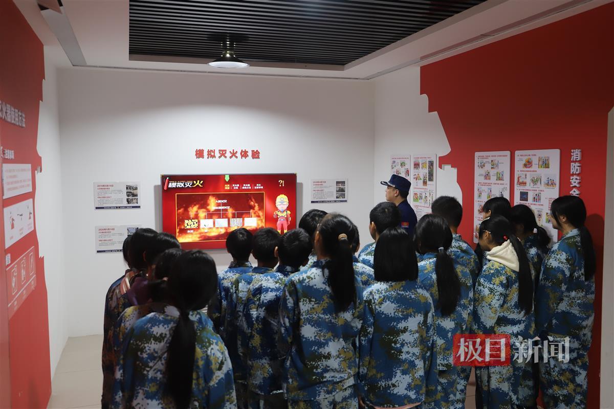 消防宣传员讲解灭火器的类型.jpg