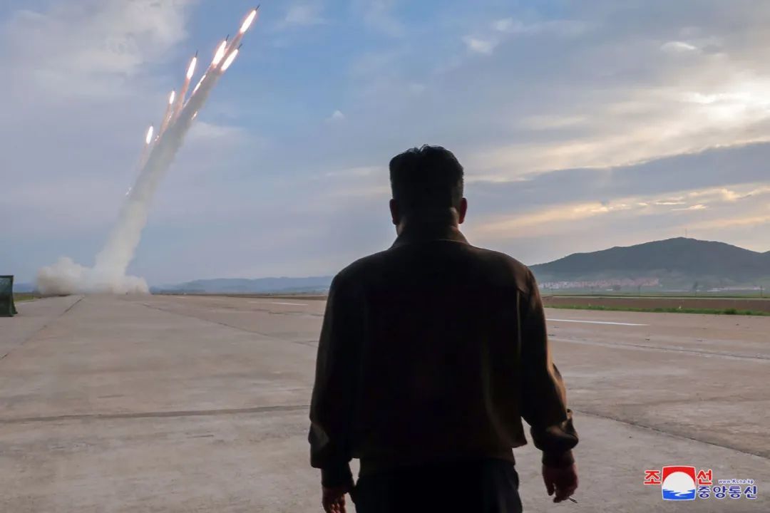 5月30日，朝鲜最高率领东说念主金正恩顺利下令并率领进行超大型火箭炮射击。图/视觉中国