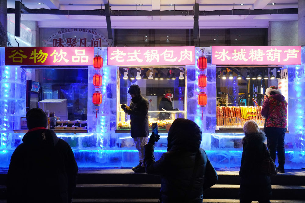 2024年1月3日，哈尔滨中央大街上的“冰摊位”吸引游客驻足。新华社记者 王建威 摄
