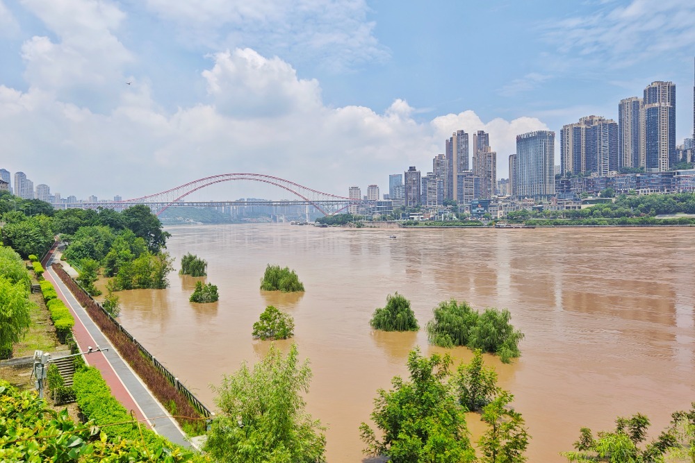 ▲7月12日，随着嘉陵江洪水过境，江北嘴江滩公园附近靠近江面的道路已经被淹没。记者 崔力 摄